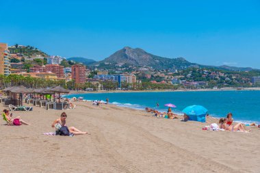 Malaga, İspanya, 24 Mayıs 2021: İnsanlar Malaga, İspanya 'da güneşli bir günün tadını çıkarıyorlar