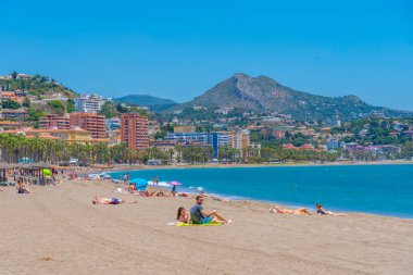 Malaga, İspanya, 24 Mayıs 2021: İnsanlar Malaga, İspanya 'da güneşli bir günün tadını çıkarıyorlar