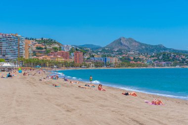 Malaga, İspanya, 24 Mayıs 2021: İnsanlar Malaga, İspanya 'da güneşli bir günün tadını çıkarıyorlar