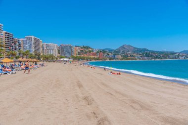 Malaga, İspanya, 24 Mayıs 2021: İnsanlar Malaga, İspanya 'da güneşli bir günün tadını çıkarıyorlar