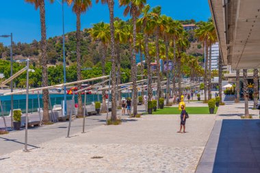 Malaga, İspanya, 24 Mayıs 2021: Malaga İspanya limanındaki sahil restoranları