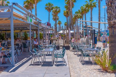 Malaga, İspanya, 24 Mayıs 2021: Malaga İspanya limanındaki sahil restoranları