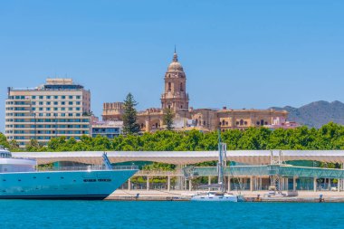 Malaga, İspanya, 24 Mayıs 2021: Malaga, İspanya 'da arka planda katedrali olan büyük bir yat