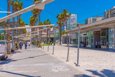 Malaga, İspanya, 24 Mayıs 2021: Malaga İspanya limanındaki sahil restoranları