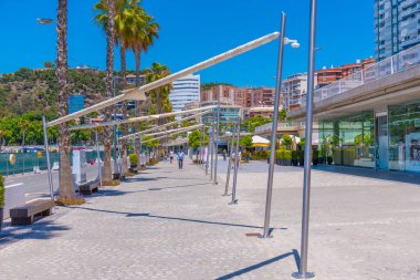Malaga, İspanya, 24 Mayıs 2021: Malaga İspanya limanındaki sahil restoranları