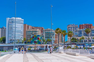 Malaga, İspanya, 24 Mayıs 2021: Malaga İspanya limanındaki sahil restoranları
