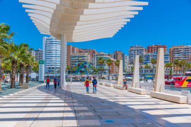 Malaga, İspanya, 24 Mayıs 2021: İspanyol şehri Malaga 'da Paseo del Muelle uno gezinti güvertesi