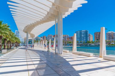 Malaga, İspanya, 24 Mayıs 2021: İspanyol şehri Malaga 'da Paseo del Muelle uno gezinti güvertesi