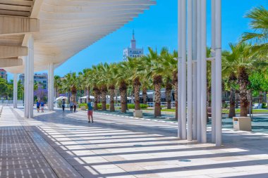 Malaga, İspanya, 24 Mayıs 2021: İspanyol şehri Malaga 'da Paseo del Muelle uno gezinti güvertesi