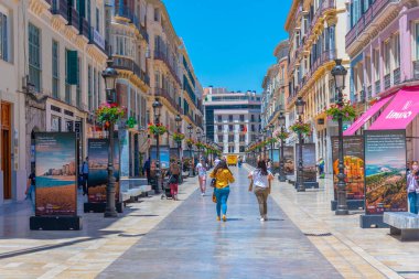Malaga, İspanya, 24 Mayıs 2021: Malaga 'daki Marques de Larios bulvarında güneşli bir gün