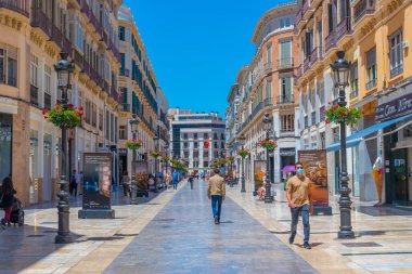 Malaga, İspanya, 24 Mayıs 2021: Malaga 'daki Marques de Larios bulvarında güneşli bir gün
