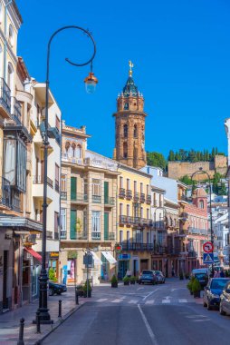 Antequera, İspanya, 24 Mayıs 2021: İspanya 'nın Antequera kentindeki ticaret caddesi