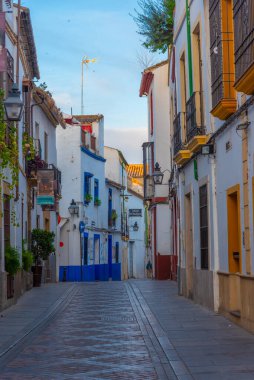 Cordoba, İspanya, 25 Mayıs 2021: İspanya 'nın eski Cordoba şehrinde beyazlatılmış cadde