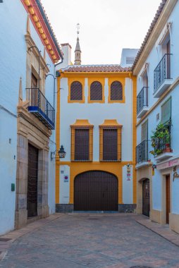 Cordoba, İspanya, 25 Mayıs 2021: İspanya 'nın eski Cordoba şehrinde beyazlatılmış cadde