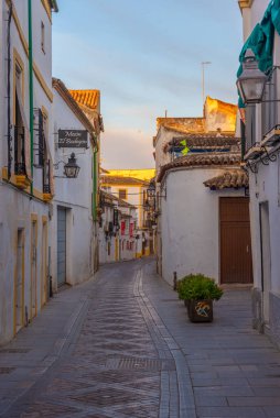 Cordoba, İspanya, 25 Mayıs 2021: İspanya 'nın eski Cordoba şehrinde beyazlatılmış cadde