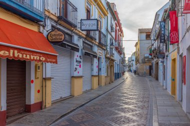 Cordoba, İspanya, 25 Mayıs 2021: İspanya 'nın eski Cordoba şehrinde beyazlatılmış cadde