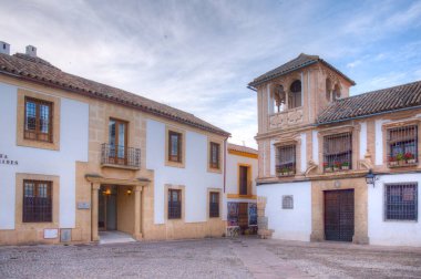 Cordoba, İspanya, 25 Mayıs 2021: İspanyol şehri Cordoba 'nın Yahudi mahallesindeki Plaza de Maimonides