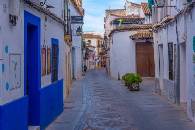 Cordoba, İspanya, 25 Mayıs 2021: İspanya 'nın eski Cordoba şehrinde beyazlatılmış cadde