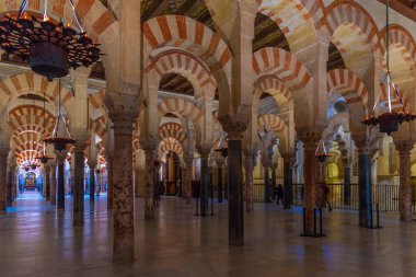 Cordoba, İspanya, 25 Mayıs 2021: İspanya 'nın Cordoba kentindeki Mezquita katedralinin kemerleri ve sütunları.