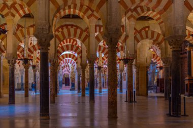 Cordoba, İspanya, 25 Mayıs 2021: İspanya 'nın Cordoba kentindeki Mezquita katedralinin kemerleri ve sütunları.
