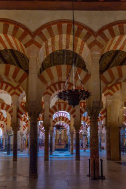 Cordoba, İspanya, 25 Mayıs 2021: İspanya 'nın Cordoba kentindeki Mezquita katedralinin kemerleri ve sütunları.