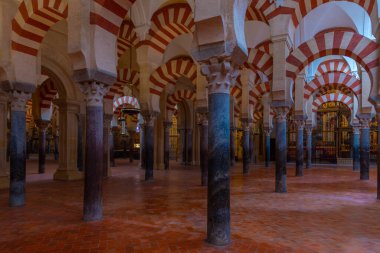 Cordoba, İspanya, 25 Mayıs 2021: İspanya 'nın Cordoba kentindeki Mezquita katedralinin kemerleri ve sütunları.