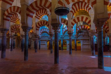 Cordoba, İspanya, 25 Mayıs 2021: İspanya 'nın Cordoba kentindeki Mezquita katedralinin kemerleri ve sütunları.