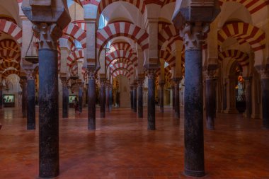 Cordoba, İspanya, 25 Mayıs 2021: İspanya 'nın Cordoba kentindeki Mezquita katedralinin kemerleri ve sütunları.