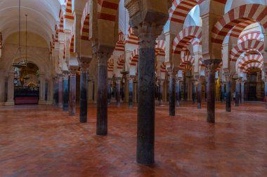 Cordoba, İspanya, 25 Mayıs 2021: İspanya 'nın Cordoba kentindeki Mezquita katedralinin kemerleri ve sütunları.