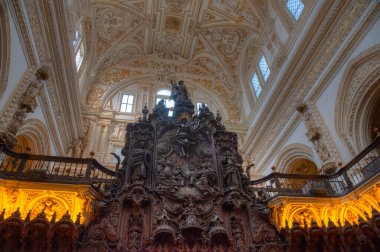 Cordoba, İspanya, 25 Mayıs 2021: İspanya 'nın Cordoba kentindeki La Mezquita katedralinin Katolik sunağı manzarası