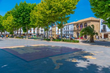 Baeza, İspanya, 26 Mayıs 2021: İspanyol kenti Baeza 'da Paseo de la Constitucion
