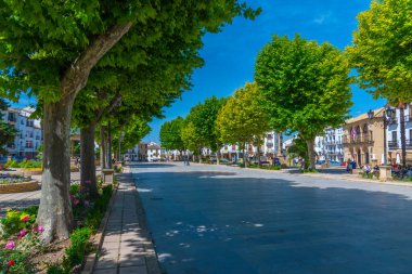 Baeza, İspanya, 26 Mayıs 2021: İspanyol kenti Baeza 'da Paseo de la Constitucion