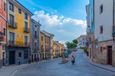 Cuenca, İspanya, 26 Mayıs 2021: Cuenca, İspanya 'nın eski bir kasabasında sokak