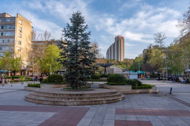 Razgrad, Bulgaristan, 30 Nisan 2021: Bulgaristan 'ın Razgrad kentinin ana meydanı