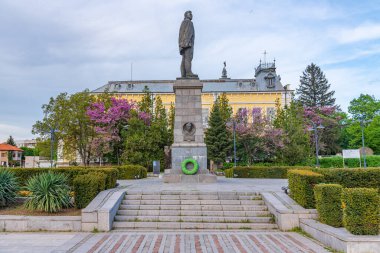 Silistra, Bulgaristan, 3 Mayıs 2021: Bulgar Silistra kasabasında doktor Petar Vichev 'in heykeli