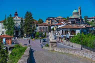 Veliko Tarnovo, Bulgaristan, 9 Mayıs 2021: Bulgaristan 'da Veliko Tarnovo' ya bakan katedral