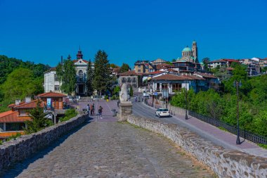 Veliko Tarnovo, Bulgaristan, 9 Mayıs 2021: Bulgaristan 'da Veliko Tarnovo' ya bakan katedral