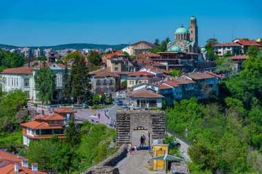 Veliko Tarnovo, Bulgaristan, 9 Mayıs 2021: Bulgaristan 'da Veliko Tarnovo' ya bakan katedral