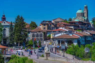 Veliko Tarnovo, Bulgaristan, 9 Mayıs 2021: Bulgaristan 'da Veliko Tarnovo' ya bakan katedral