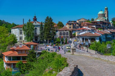 Veliko Tarnovo, Bulgaristan, 9 Mayıs 2021: Bulgaristan 'da Veliko Tarnovo' ya bakan katedral