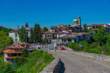 Veliko Tarnovo, Bulgaristan, 9 Mayıs 2021: Bulgaristan 'da Veliko Tarnovo' ya bakan katedral