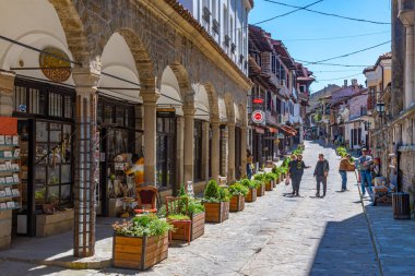 Veliko Tarnovo, Bulgaristan, 9 Mayıs 2021: Bulgaristan 'daki Veliko Tarnovo kasabasının sokaklarında insanlar geziniyor
