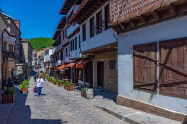 Veliko Tarnovo, Bulgaristan, 9 Mayıs 2021: Bulgaristan 'daki Veliko Tarnovo kasabasının sokaklarında insanlar geziniyor