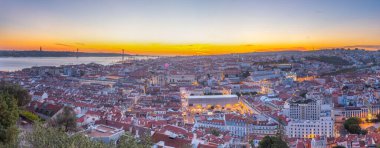 Lizbon, Portekiz, 24 Ekim 2021: Portekiz 'in Praca do Comercio Meydanı ile Lizbon' un gün batımı manzarası