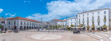 Tavira, Portekiz, 18 Haziran 2021: Portekiz 'in Tavira kentindeki eski kasabanın ana meydanı