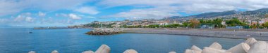Funchal, Portekiz, 13 Haziran 2021: Portekiz 'in Funchal kasabasının kıyı şeridi