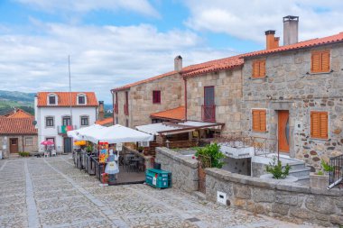 Linhares, Portekiz, 4 Temmuz 2021: Portekiz 'in eski Linhares kasabasındaki Dar Sokak.