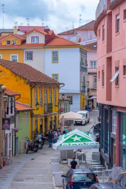 Chaves, Portekiz, 3 Temmuz 2021: Portekiz 'in eski Chaves kasabasındaki Dar Sokak.