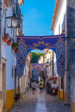 Portekiz, Obidos, Portekiz, 1 Temmuz 2021: Portekiz 'deki ölüm bidosu şatosunun içinde dar bir sokak manzarası.