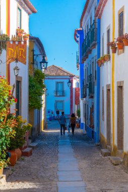 Portekiz, Obidos, Portekiz, 1 Temmuz 2021: Portekiz 'deki ölüm bidosu şatosunun içinde dar bir sokak manzarası.